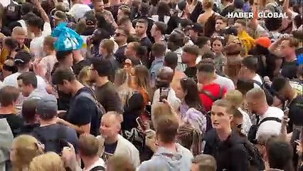 İngiltere'de gece kulübü ve canlı müzik mekanları çalışanları Kovid-19 önlemlerini protesto etti