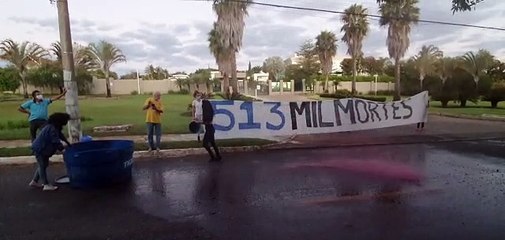 Protesto em frente a casa de Flávio Bolsonaro