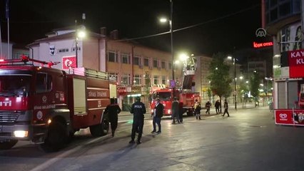 Alışveriş merkezinde çıkan yangın bir iş yerinde hasara yol açtı