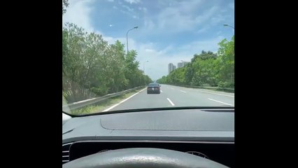 Trên Đại lộ Thăng Long: 2 xe lạng lách, chèn nhau cả đoạn dài