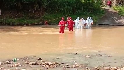 Perjuangan Petugas Makamkan Jenazah COVID-19, Sebrangi Sungai hingga Lewati Persawahan