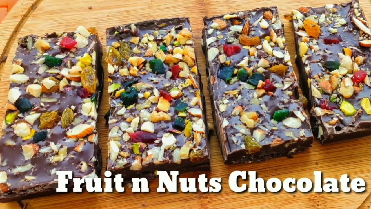 Fruit and nut chocolate/फ्रुट और नट्स चोकलेट/ How to make chocolate at home/घर पर चोकलेट ऐसे बनाएं