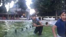Çocukların süs havuzunda tehlikeli eğlencesi kamerada