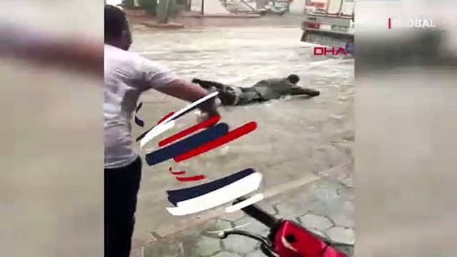 15 dakikada denize dönen sokakta yüzdü