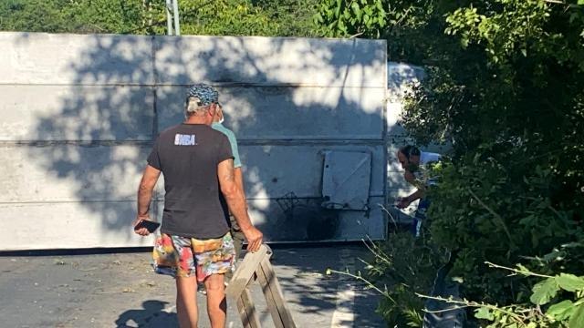 Sarıyer'de freni boşalan kamyonetin devrilme anı kamerada