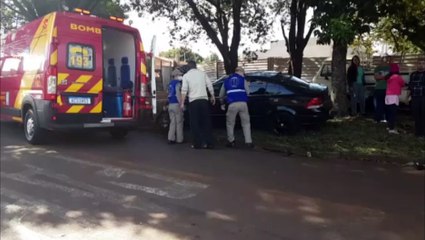 Colisão entre Vectra e Kombi deixa duas pessoas feridas no Bairro Guarujá