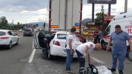 Otomobil tıra ok gibi saplandı: 3'ü çocuk toplam 5 yaralı
