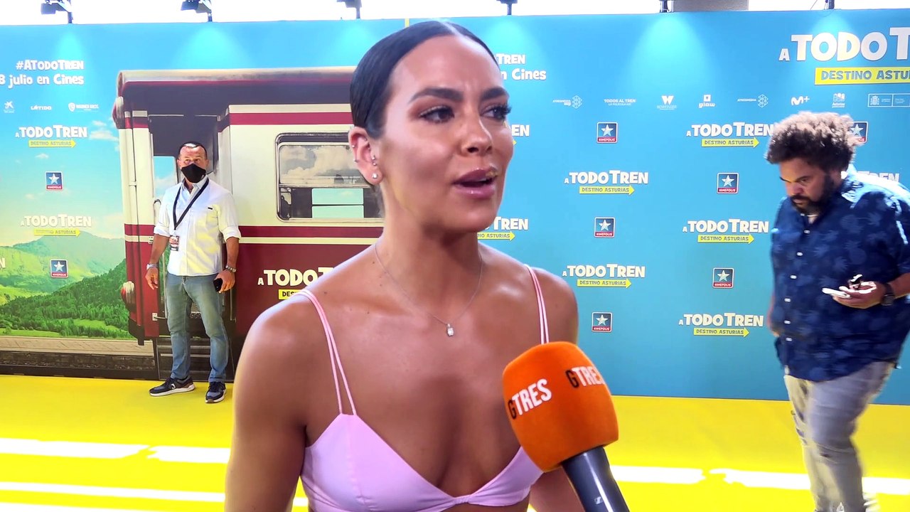 Estilismos, vacaciones y proyectos: Cristina Pedroche asiste a la premiere de 'A todo tren'