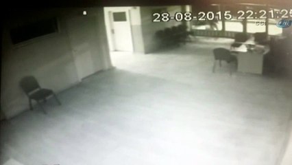 AK Parti ilçe binasına böyle saldırdılar