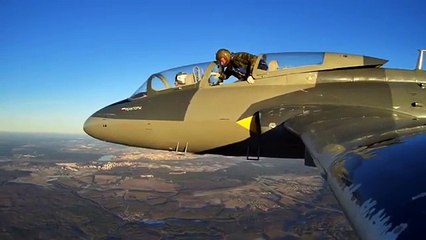 Faire un saut en parachute depuis un avion biplace