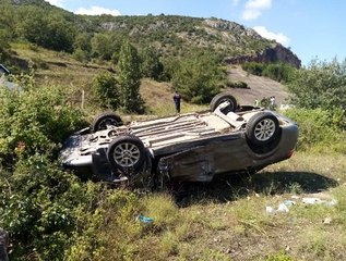 İKİ OTOMOBİL KAFA KAFAYA ÇARPIŞTI; 2 YARALI