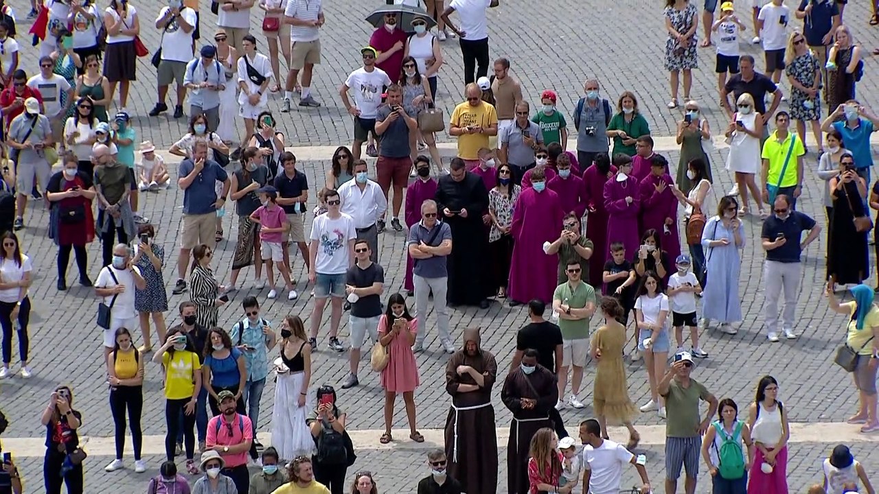 Papst Franziskus wegen Darm-OP im Krankenhaus