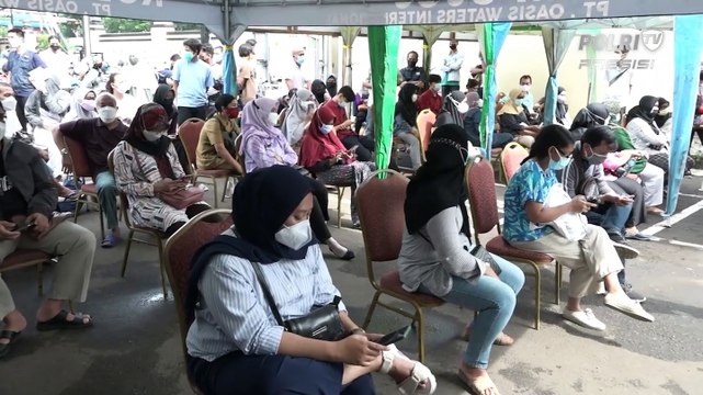 Warga Antusias Ikuti Vaksinasi Covid-19 di Polres Depok