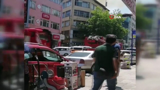 Eminönü’nde havai fişek satışı yapılan dükkanda yangın çıktı. Olay yerine itfaiye ve sağlık ekipleri sevk edildi.
