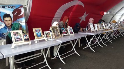 Evlat nöbeti tutan anne Çiftçi'den PKK'ya lanet