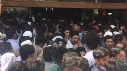 Pakistan'da halk korona virüs aşı merkezine akın etti