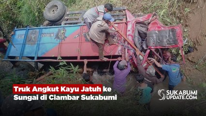 Truk Angkut Kayu Jatuh ke Sungai di Ciambar Sukabumi