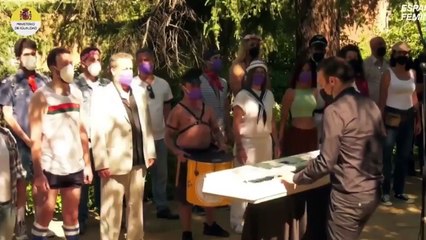 El acto institucional del Gobierno por el día LGTBI: "Mundo binario cis hetero patriarcal"