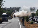 PATLAYAN LASTİKTEN ÇIKAN KIVILCIM, TIR'IN DORSESİNİ YAKTI