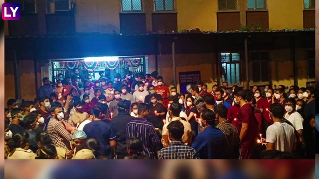 Sion Hospital Doctors Candle March: सायन हॉस्पिटलमध्ये डॉक्टर - नर्सला मारहाण प्रकरणी नातेवाईकांवर कारवाईच्या मागणीसाठी डॉक्टरांचा कँडल मार्च
