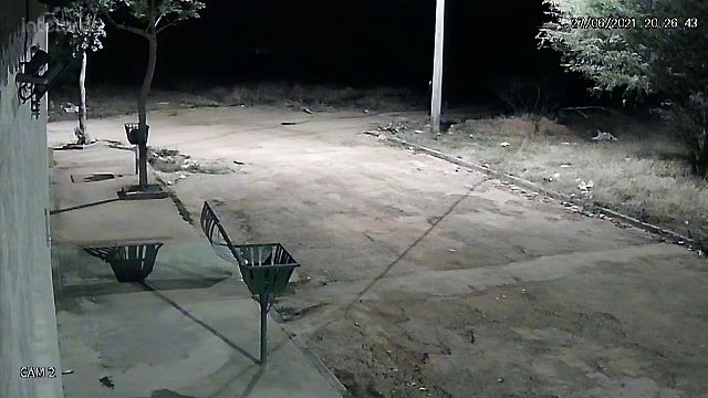 Imagens do circuito interno de segurança mostram Lázaro Barbosa em frente a casa da ex-sogra, em Águas Lindas