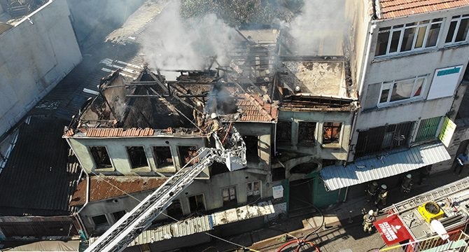 Fatih’te oyuncak deposunda yangın