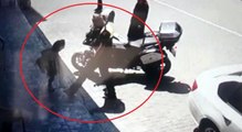 Polisin ayağına basan kız çocuğunun ilginç görüntüsü kamerada