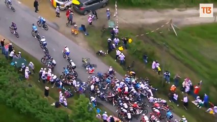 Fransa Bisiklet Turunu izleyen bir seyirci açtığı pankartla zincirleme kazaya neden oldu.