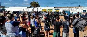 Populares batem palmas para policiais após captura de Lázaro Barbosa