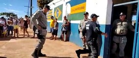 Policiais na escola que serviu de base pra a força-tarefa que capturou Lázaro Barbosa