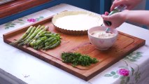Facile, buonissima e di stagione: prova questa ricetta della quiche di asparagi