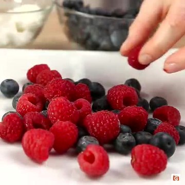 Piatto unico estivo: la ricetta con mozzarella e frutti rossi!