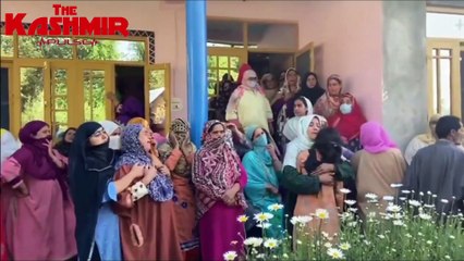 SPO along with wife, daughter shot dead in Pulwama