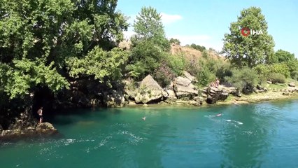 Manavgat Şelalesi'nde ölümüne serinlik... Siren sesini duyan kıyafetlerini alıp kaçtı