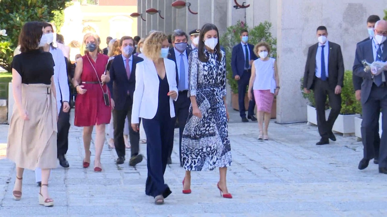 La reina Letizia da nueva vida a su vestido de leopardo de Victoria Beckham