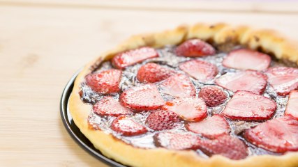 Download Video: SO lecker: Erdbeer-Nutella Pizza selbst gemacht!