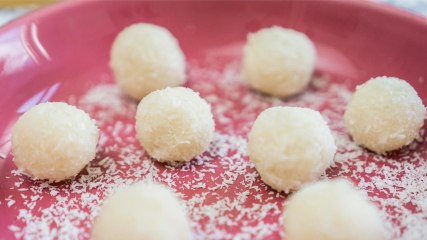 Kokos Raw Bites selbst gemacht. Da kann nichts schief gehen.