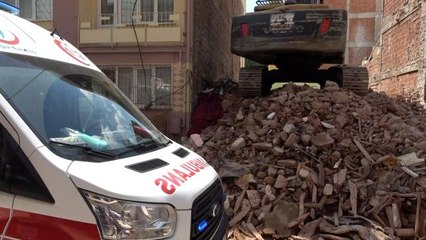 Kahreden ölüm! İş makinesi, ezdiğini fark etmediği gençle binayı yıkmaya devam etti