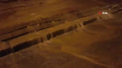 Patlayan su borusu yolu trafiğe kapattı