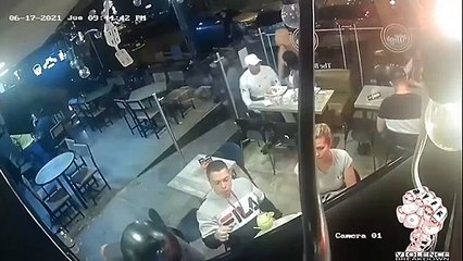 Un homme se fait braquer mais continue à manger ses ailes de poulet (Brésil)