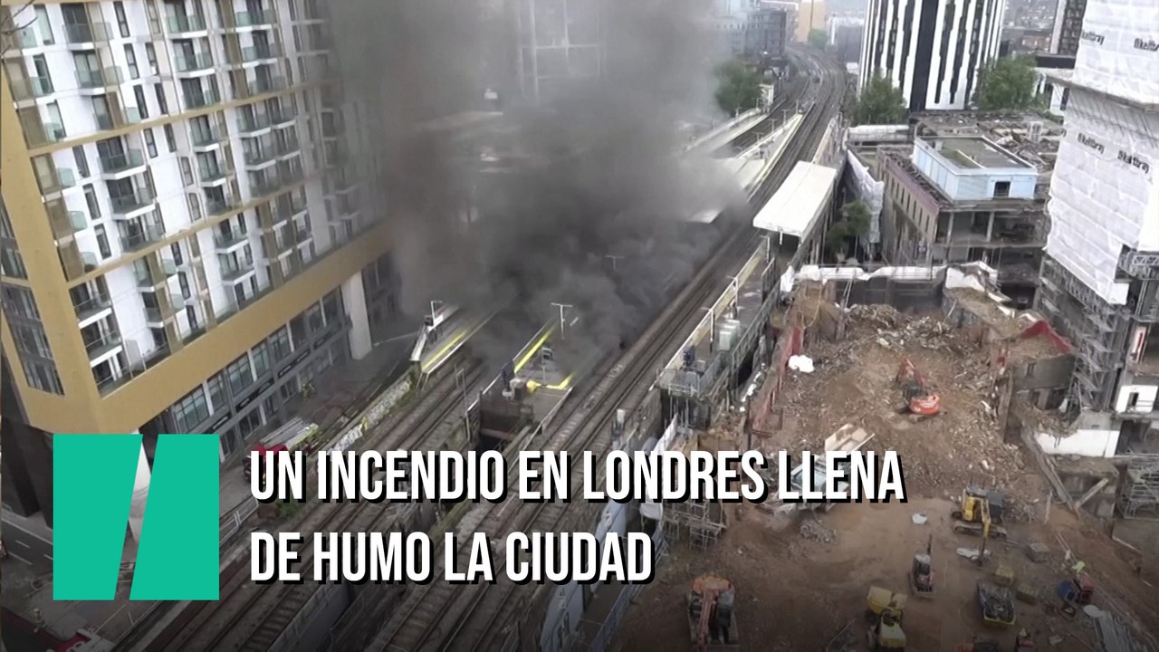 Un fuerte incendio en una estación de Londres llena de humo la ciudad