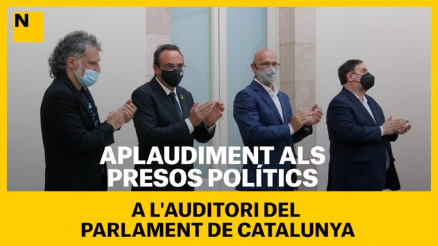 Aplaudiment als presos i preses polítiques a l'auditori del Parlament