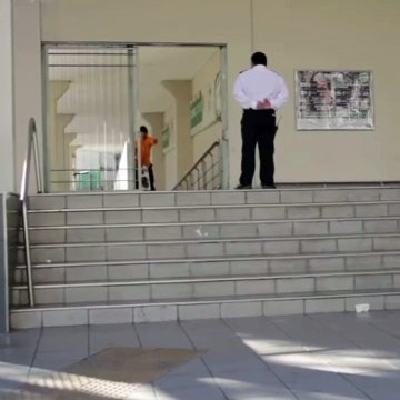 Un vigile fait un sale coup à un skateur