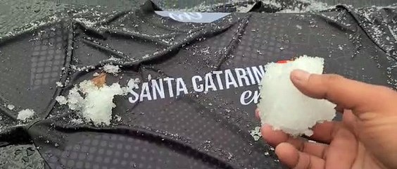 Moradores brincam com a neve em São Joaquim