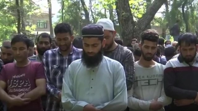Pulwama: Villagers gathered to bid farewell to martyr SPO