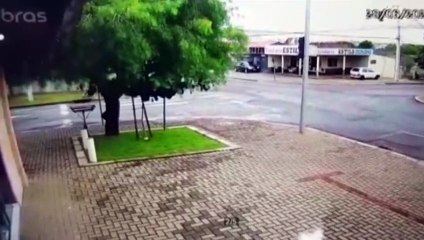 Câmera mostra forte colisão entre Jeep Compass e Fusion no Bairro Coqueiral