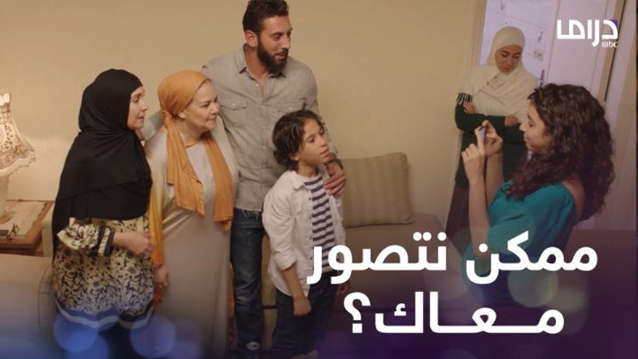 رد فعلك مامتك والعايلة لما يزورك فنان مشهور فجأة في بيتك والكل يتصور معاه!