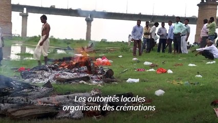 La crue saisonnière du Gange expose les tombes des morts liés au Covid en Inde