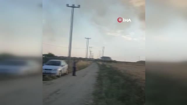 Yüksek gerilim hattı koptu, buğday tarlası alev alev yandı