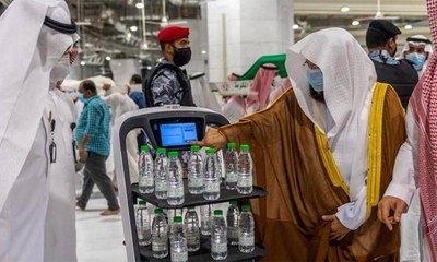 تدشين روبوت ذكي يوزّع عبوات مياه زمزم في السعودية